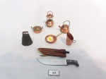 Lote de 7 peças miniaturas de utensilios de cozinha. Lote composto por miniatura de facão, sino, frigideira com ovo, leiteira, bule, panela e lampiao