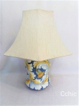 Abajour em ceramica vitrificada decorada com flores , azuiz e amarelas ceramica  Luis Salvador, necessita reparo na fiaçao. . Medida 35 cm de altura,
