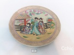 Prato decorativo em porcelana oriental decorado com gueixas. Medida 21 cm de diametro