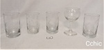 Lote de 5 peças em vidro com 4 copos e 1 taça. Sendo os 4 copos de shot e 1 taça de licor.