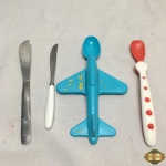 Lote composto de 2 colheres infantil, 1 faca infantil e 1 espatula para pastas. Medindo a colher na forma de avião 17,5cm de comprimento.
