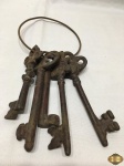 Molho com 5 chaves antigas em ferro. Medindo a maior 8,5cm de comprimento