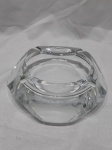 Cinzeiro em bloco de cristal italiano assinado na base De Martüs , medindo 16cm de diametro tem um minimo bicado na borda