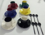 Seis xícaras, seis pires em cerâmica companha seis colheres de cafe,