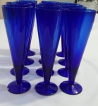 Doze antigas taças de Champagne em vidro azul - Altura:24 cm