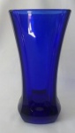 Jarro decorativo  em vidro na cor azul - Altura: 17 cm
