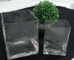 Dois vasos decorativo em vidro, o arranjo não acompanha o lote - Medidas: 14x14x17 cm e 10x8x15 cm - Lote com vidro grande com pequeno lascado.