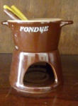 Jogo de Fondue  com quatro peças, base em cerâmica e dois garfos- Lote com fio de cabelo na panela. Altura: 13 cm