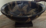 Grande centro de mesa cem cerâmica com base- Diâmetro:  44 cm e Altura: 20 cm-  Lote com centro de mesa  descolada da base, vendido no estado.