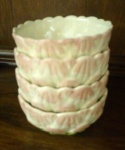 Delicadas tacinhas em porcelana formato de flor - Diâmetro: 9,5 cm e Altura: 4 cm - Quatro unidades.