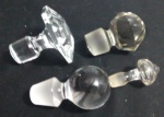 Lote com quatro tampas em vidro - Lote com lascado e bicados
