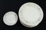 Lote com dezessete peças  em porcelana Sumire Hanover 4867 Japan- Onze  pratos rasos,  seis pires. Diâmetro: 26 cm  e 16 cm Lote com dois pires lascados e tres rasos com bicado, lote vendido no estado.