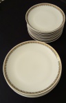 Lote com quinze peças em porcelana Real contendo cinco pratos rasos e dez de sobremesas - Diâmetro: 24 cm e 19 cm - Lote com cinco pratos de sobremesa bicados e um raso -  Lote vendido no estado.