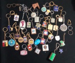 Lote com vários chaveiros.