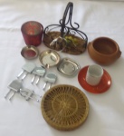 Lote com um pote vermelho, um cinzeiro, porta descanso com tampa, uma cesta decorativa com alça de ferro, uma panelinha de cerâmica, cinco porta talher em metal , uma xícara de encaixe em porcelana Vera Cruz , um pires e duas mini  adornos em metal.