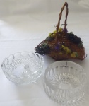 Dois enfeite em vidro com cesta em palha decoração com uva- Medidas: 12x22cm e Diâmetros: 14 cm