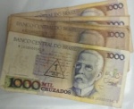 Dezessete cédulas de mil cruzados, uma com carimbo cruzado novo. Machado de Assis.