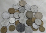 Trinta moedas de cinquenta centavo.