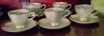 Jogo de chá em porcelana na cor verde com detalhes dourado composto de seis xícaras e oito pires.