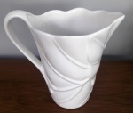Linda jarra em cerâmica com detalhe no corpo - Diâmetro: 15 cm  e Altura: 22 cm