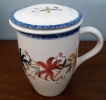 Caneca de chá com infusor confeccionada em faiança - Diâmetro: 10 cm e Altura: 13 cm
