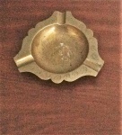 Cinzeiro para charuto em metal dourado com linda decoração oriundo da china - Medidas: 10x11 cm