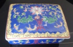 Belíssimo porta joias em porcelana com desenhos em alto relevo - Medidas: 12x9x4,5 cm