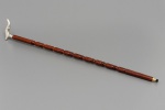 Bengala em madeira nobre com ricos acabamentos e castão todo trabalhado em formato curvo finalizando com ponteira em bronze com proteção de borracha.