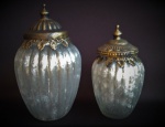 Conjunto de potes em vidro tipo satinado, com ricos acabamentos e tampa em metal patinado. Medida do maior 18 cm de altura. Peças na caixa original.