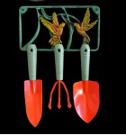 Belíssimo conjunto para jardinagem composto de suporte com ganchos com motivos de beija-flor em metal policromado. Acompanha ferramentas para jardim. Medida 27x15x03cm