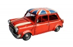Grande carro de metal e ferro representando o lendário mini cooper com teto policromado com a bandeira da Inglaterra. Medida 28 cm de comprimento.