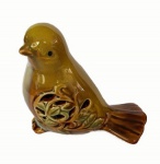 Belo pássaro decorativo em porcelana com vazados e ricos tons marrons. Medida 8x4x5cm