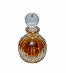 Perfumeiro em vidro iridescente com belíssima tampa com lapidação diamante. Medida 12 cm de altura.