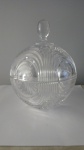 Bombonier em cristal lapidado com tampa -  Altura:: 22  cm e Diâmetro: 17 cm