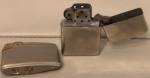 Dois Isqueiro antigo marca  Zippo -  Medidas: 4x6 cm e 6x4 cm