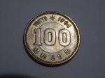 Y#79 - ANTIGA MOEDA DE PRATA DO JAPÃO, COMEMORATIVA / 100 IENES ANO DE 1964 , PEÇA COM DIÂMETRO DE 22,6 mm / PESO DE 4,8 g / PRATA 600 ( SOB )