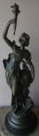 Auguste Moreau  (22 de fevereiro 1834- Dijon, França / 11 de novembro 1917). Belíssima          Escultura Francesa em bronze artístico representando Mulher c/ Tocha  Globo Terrestre, cinzelada, esculpida e patinada. Assinada  Apresenta selo da Fundição Francesa. Base em mármore. Altura 83 cm.           