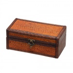Caixa porta joias chinesa, em madeira pirogravada, detalhes em couro sintético, med. 20 x 10 x 8cm.