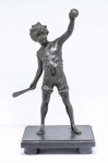 Linda escultura em bronze europeu representando "Menino com Bola', apoiado sobre base em mármore. Med.: 39 x 22 x 15 cm.