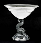 Belíssimo e antigo centro de mesa / fruteira dos anos 30 em cristal jateado, apoiado sobre base em milk glass decorado com "Tritão". Med.: 29 x 30 cm.
