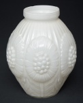 MILK GLASS - Vaso art decô dos anos 30 em vidro francês na cor branco leitoso decorada com margaridas em relevo. Med.: 22 x 19 cm. Obs.: Apresenta bicados na borda e lascado na base.