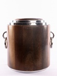 Jorge Zalszupin ( Atribuído)- Belíssimo balde para gelo da década de 60 executado em ripas de imbuia com guarnições em metal prateado, alças em argolas. Med.: 30 x 30 cm.