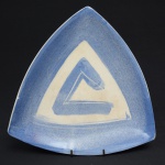 FLAVIA BANEL - Lindo centro de mesa triangular em cerâmica artística executada com técnicas japonesa nas cores azul e branca, assinada pela importantes ceramista paulista, premiada internacionalmente. Med.: 27 cm.