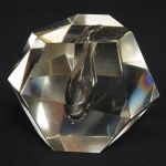 Elegante porta caneta art decô em monobloco de cristal de pedra translúcido. Med.: 8 x 10 cm.