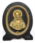Placa de mesa confeccionada em mármore negro e bronze representando " Sagrado Coração de Jesus" envolto por guirlandas, riquíssimo trabalho de fundição em relevo. Med.: 34 x 27 cm.