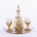 Delicado conjunto licoreiro em cristal dos anos 50 esmaltado a mão com motivos florais, constando uma garrafa, quatro copos e uma bandeja.