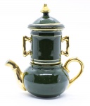 COLECIONISMO - Diferente chaleira de três estágios de coleção em porcelana na cor verde ricamente filetada a ouro. Med.: 16 cm.