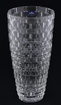 Grande vaso estilo art deco, em cristal lapidado c/ retângulos em alto e baixo relevo, med. 15 x 30cm.