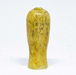 COLECIONISMO - Antigo e raro perfumeiro oriental do Séc. XIX, em osso decorado com fino trabalho representando " cena cotidiana". Med.: 8 cm.
