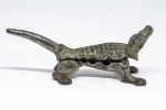 COLECIONISMO - Antigo e raro objeto do Séc. XIX para colocar rolha nos vidros de farmácia, confeccionado em ferro representando " Crocodilo". Med.: 11 x 28 cm.